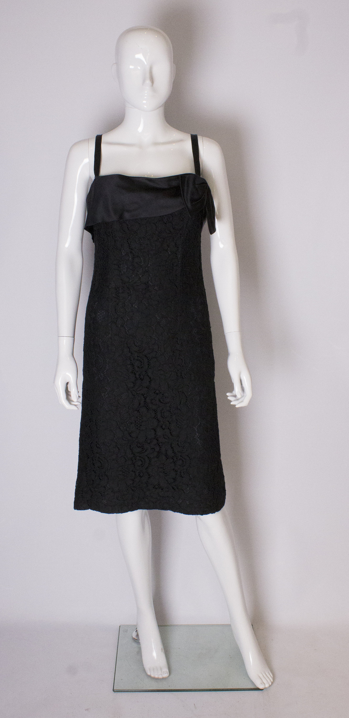 Ein Vintage 1960 Schicke Schwarze Schwere Spitze Cocktail-Kleid von AardvarkvintageGoods