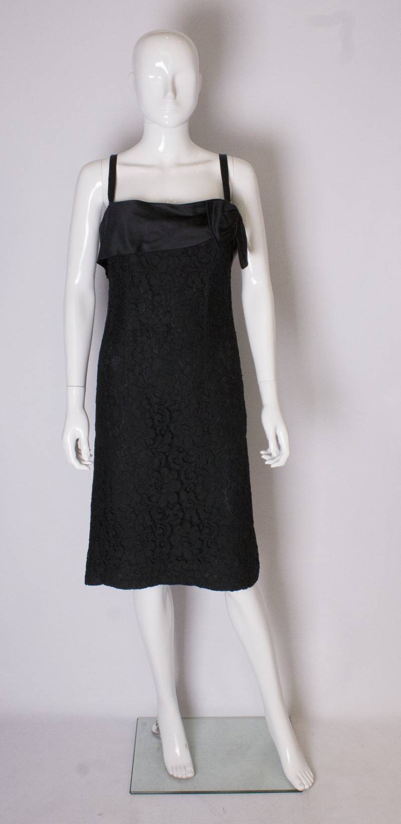 Ein Vintage 1960 Schicke Schwarze Schwere Spitze Cocktail-Kleid von AardvarkvintageGoods