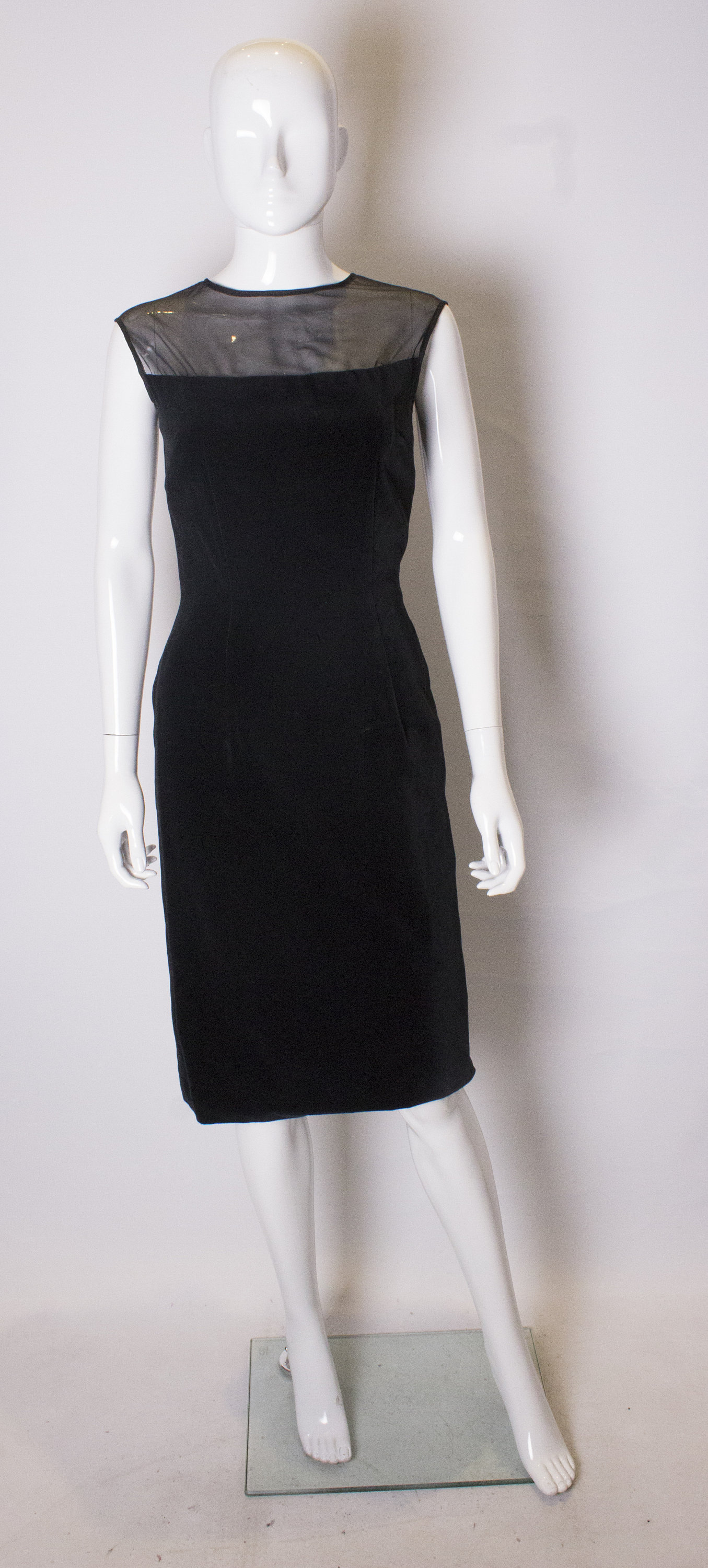 Ein Vintage 1960 Schwarz Samt Kitty Copeland-Cocktail-Kleid von AardvarkvintageGoods