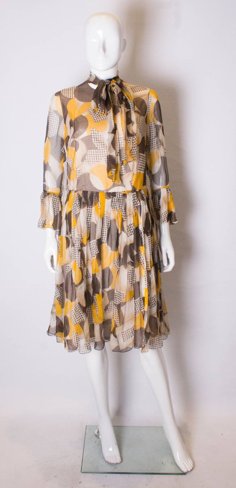 Ein Vintage 1960 Seidenchiffon Gelbe Und Graue Astract Drucken Cocktail-Kleid von AardvarkvintageGoods