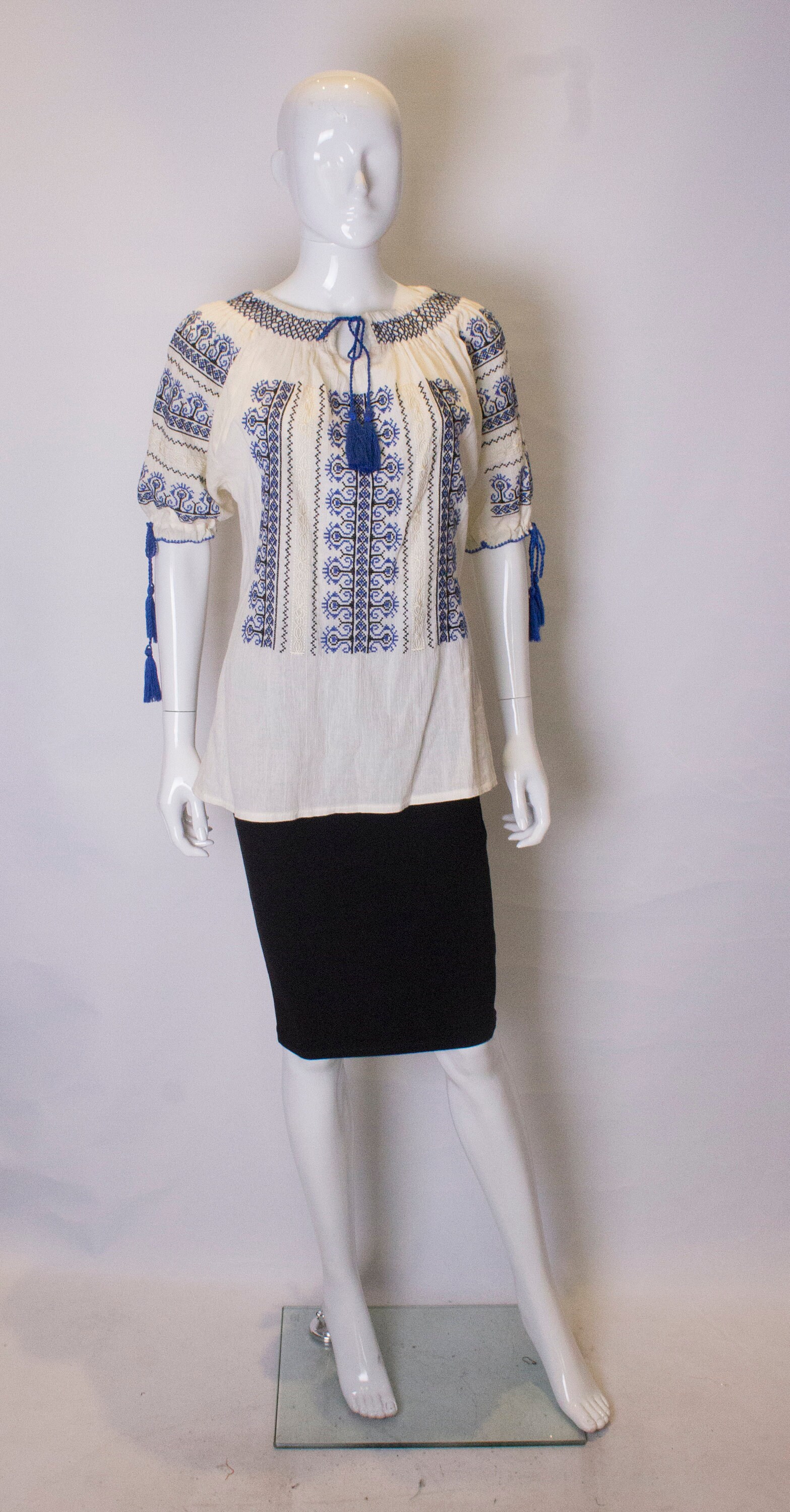 Ein Vintage 1970 Bestickt Bauer Boho Top von AardvarkvintageGoods