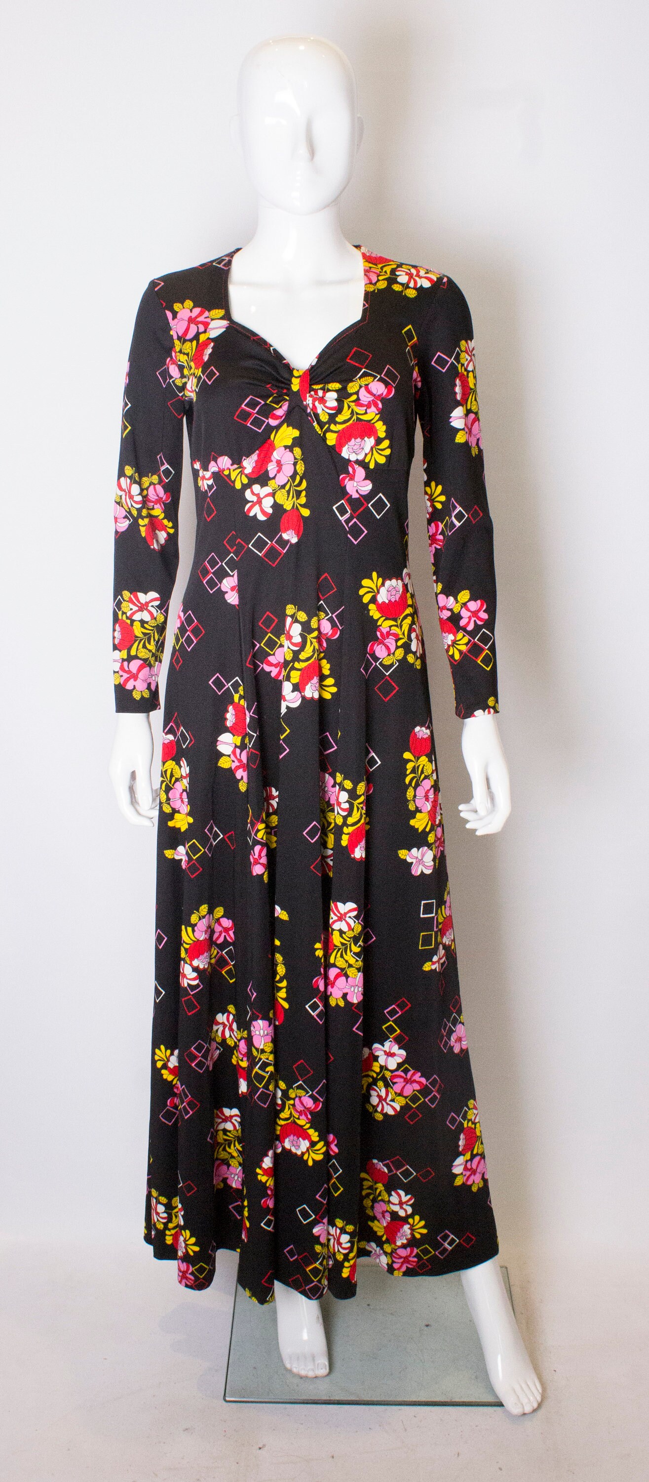 Ein Vintage 1970 Blumendruck Kleid von AardvarkvintageGoods