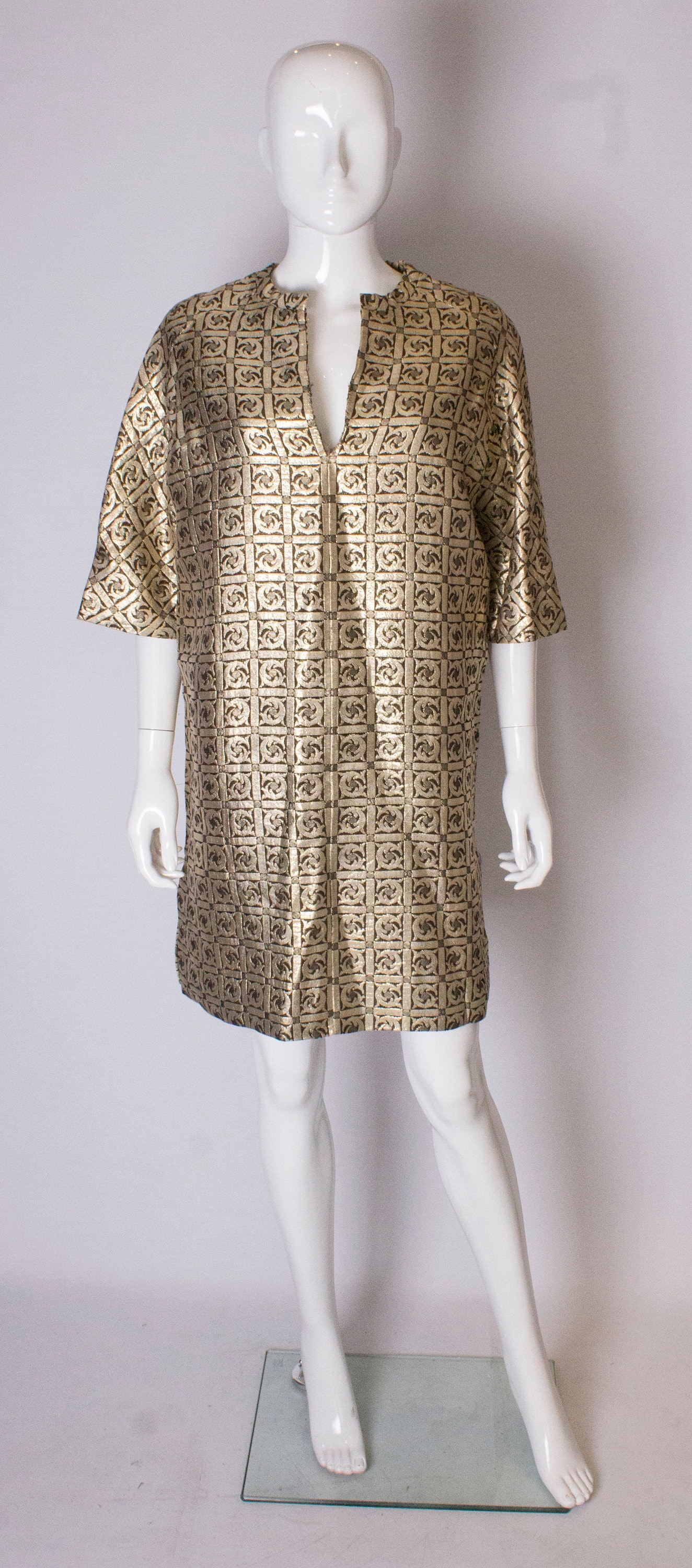 Ein Vintage 1970 Gold-Brokat Tunika-Kleid von AardvarkvintageGoods