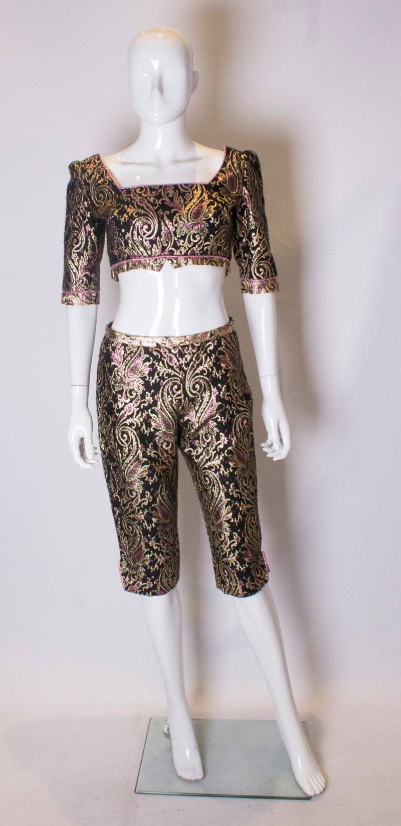 Ein Vintage 1970 Metallic Brocade Shorts von AardvarkvintageGoods