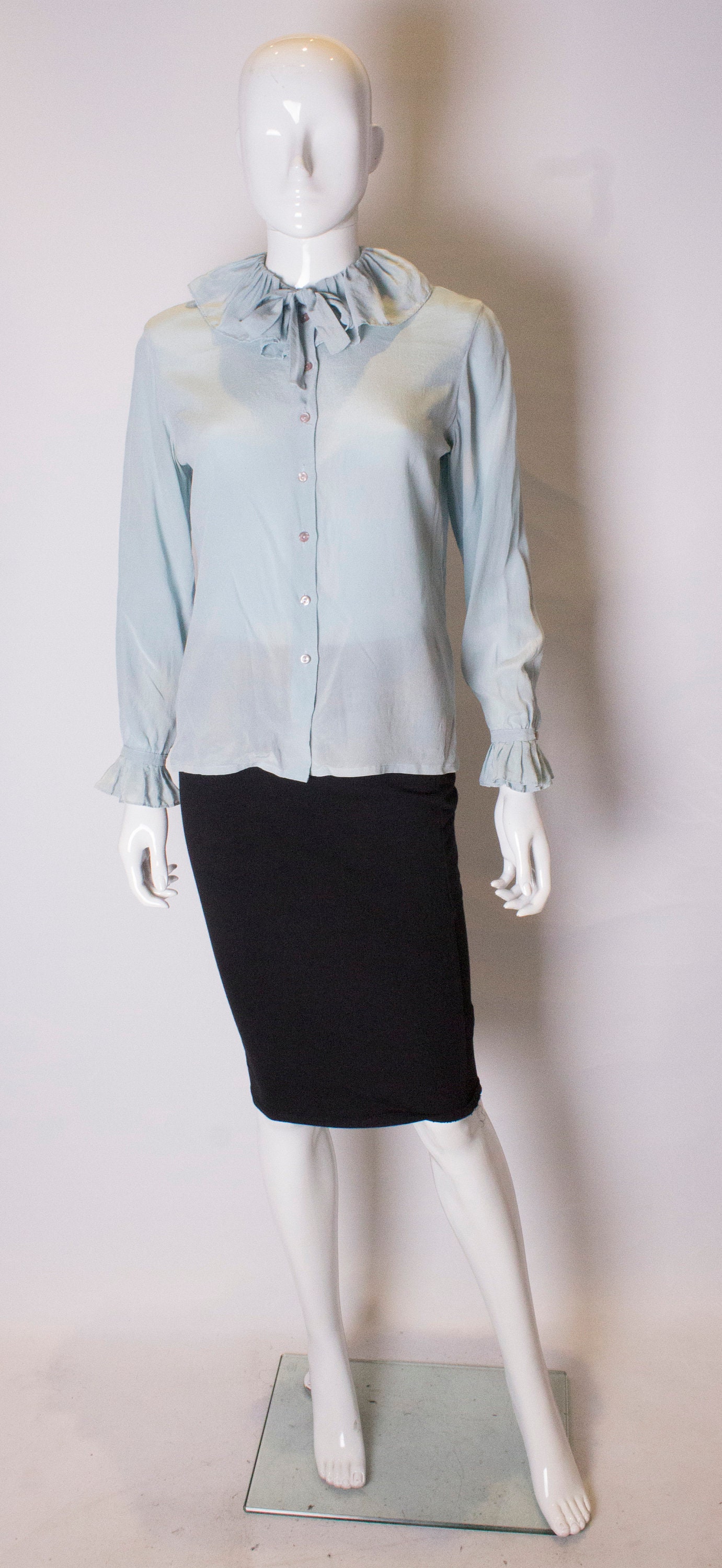 Ein Vintage 1970 Seide Bluse Blass-Blau Von Dana Cote D " Azur von AardvarkvintageGoods