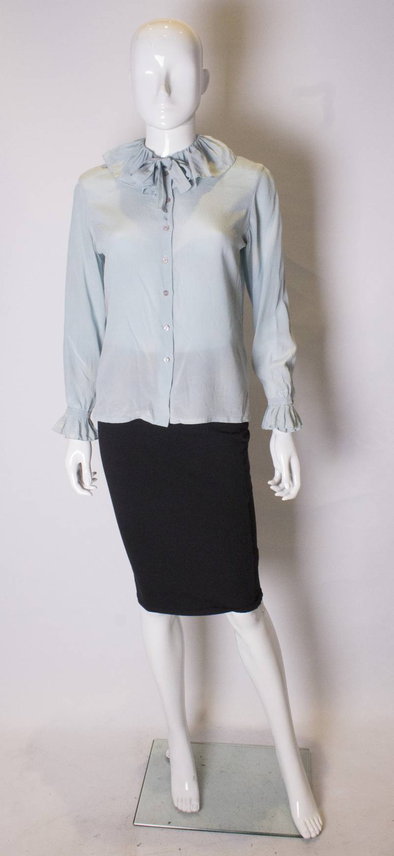Ein Vintage 1970 Seide Bluse Blass-Blau Von Dana Cote D " Azur von AardvarkvintageGoods
