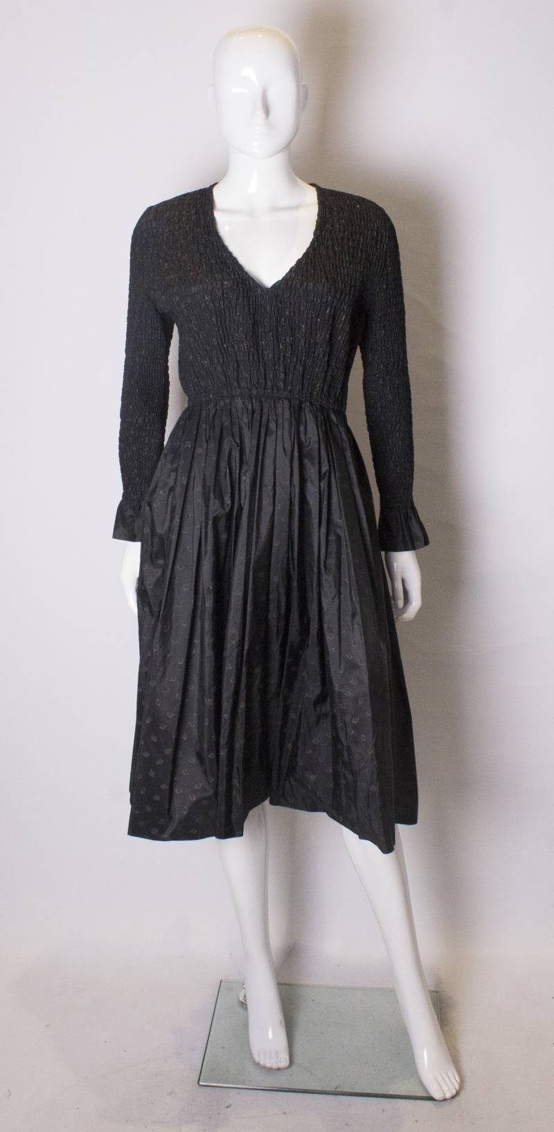 Ein Vintage 1980Er Bruce Oldfield Schwarze Blatt Drucken Seidenkleid von AardvarkvintageGoods