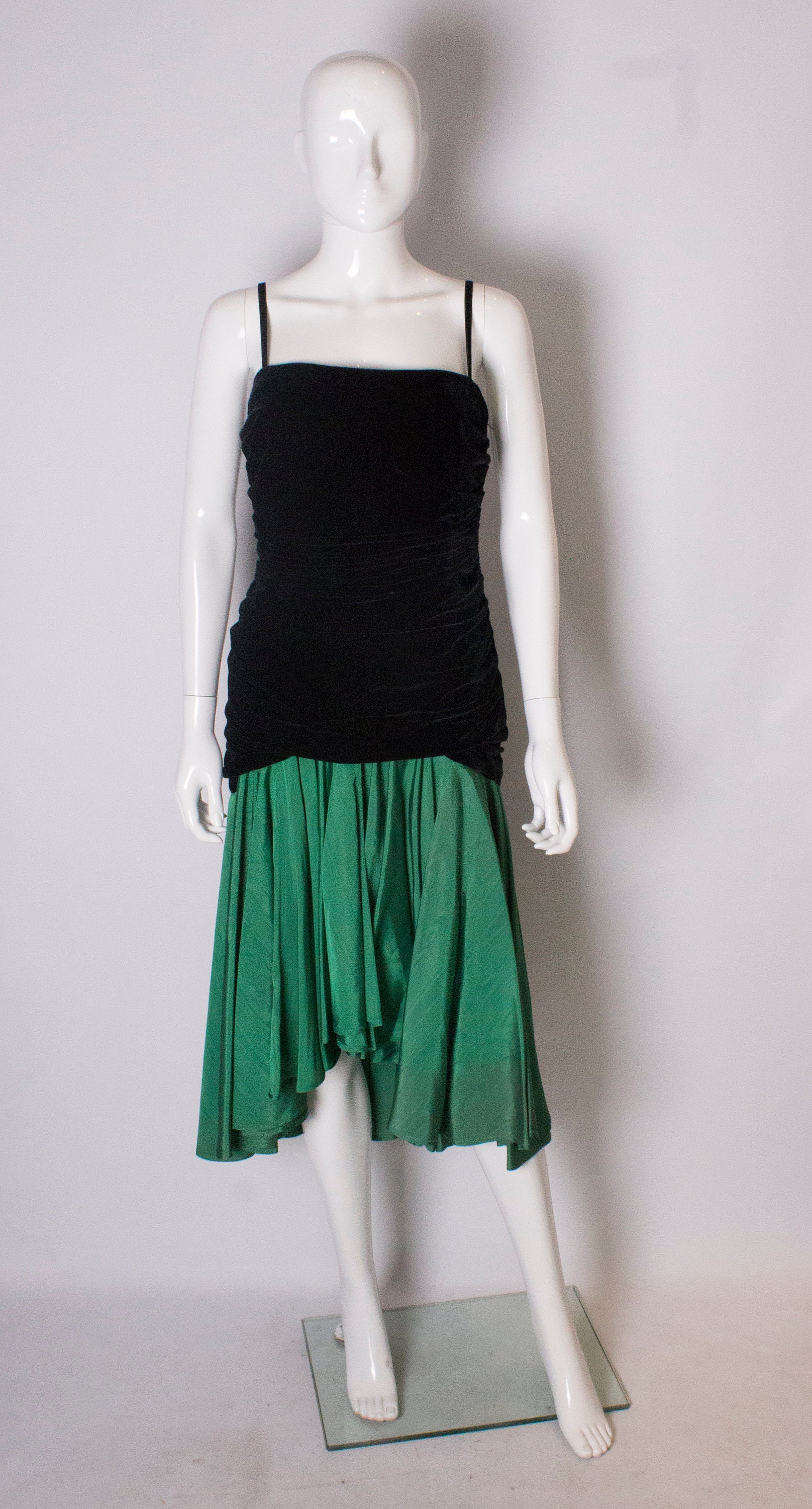Ein Vintage 1980Er Schwarzen Samt Und Grüne Seide Cocktail-Kleid Von Mimminia Aus Italien von AardvarkvintageGoods