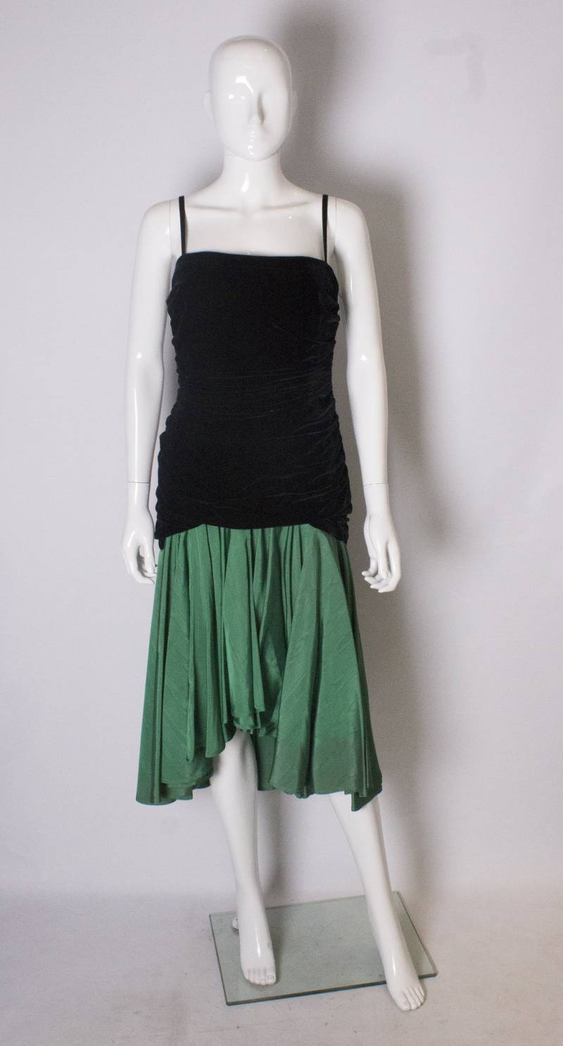 Ein Vintage 1980Er Schwarzen Samt Und Grüne Seide Cocktail-Kleid Von Mimminia Aus Italien von AardvarkvintageGoods
