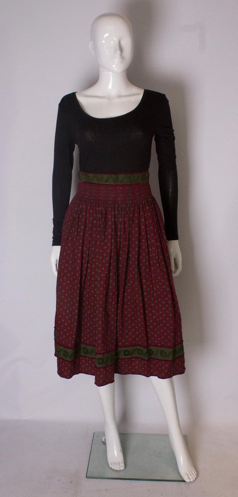 Ein Vintage Hoch Taillierte Bestickt Burgund Cinch Rock von AardvarkvintageGoods