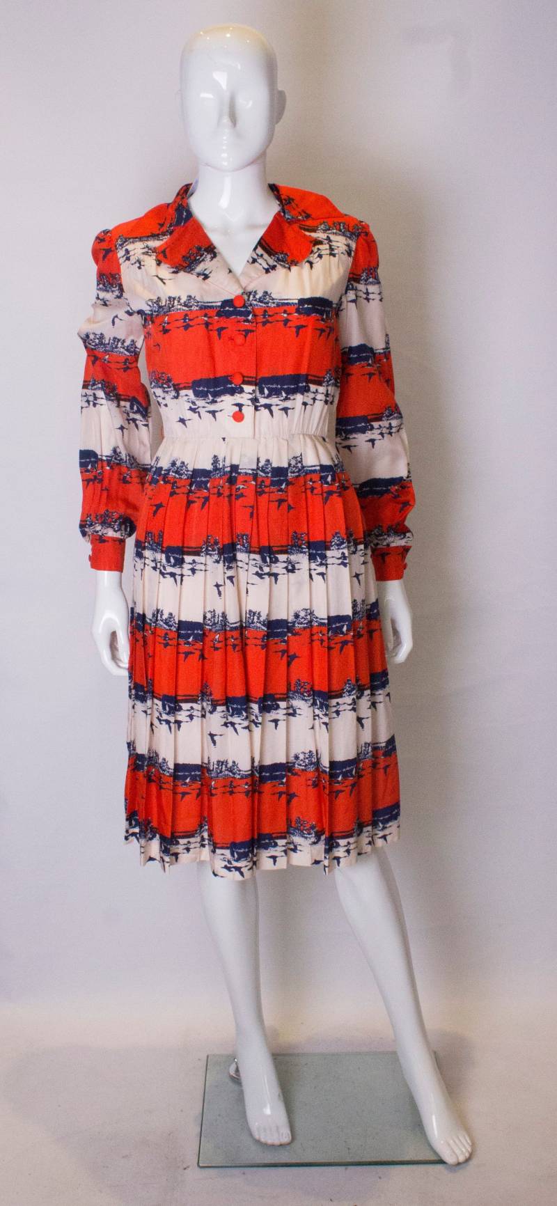 Eine 1960Er Jahre Vintage Falte Kleid in Rot, Weiß Und Blau Vogel-Print Eine 1960Er Jahre Vintage Falte Kleid in Rot, Weiß Und Blau Vogel-Print von AardvarkvintageGoods