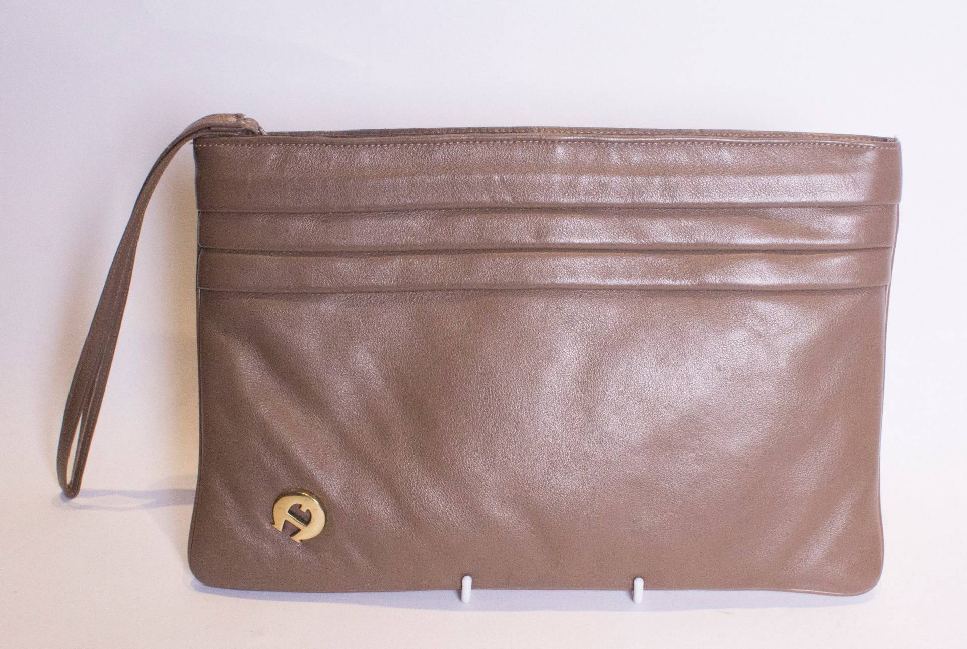 Eine Vintage 1970Er Biege Etienne Aigner Clutch Bag von AardvarkvintageGoods