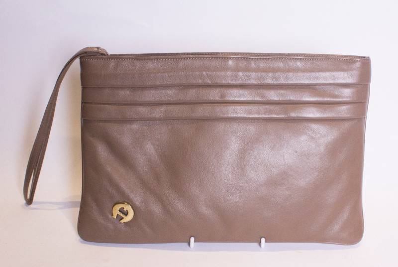 Eine Vintage 1970Er Biege Etienne Aigner Clutch Bag von AardvarkvintageGoods