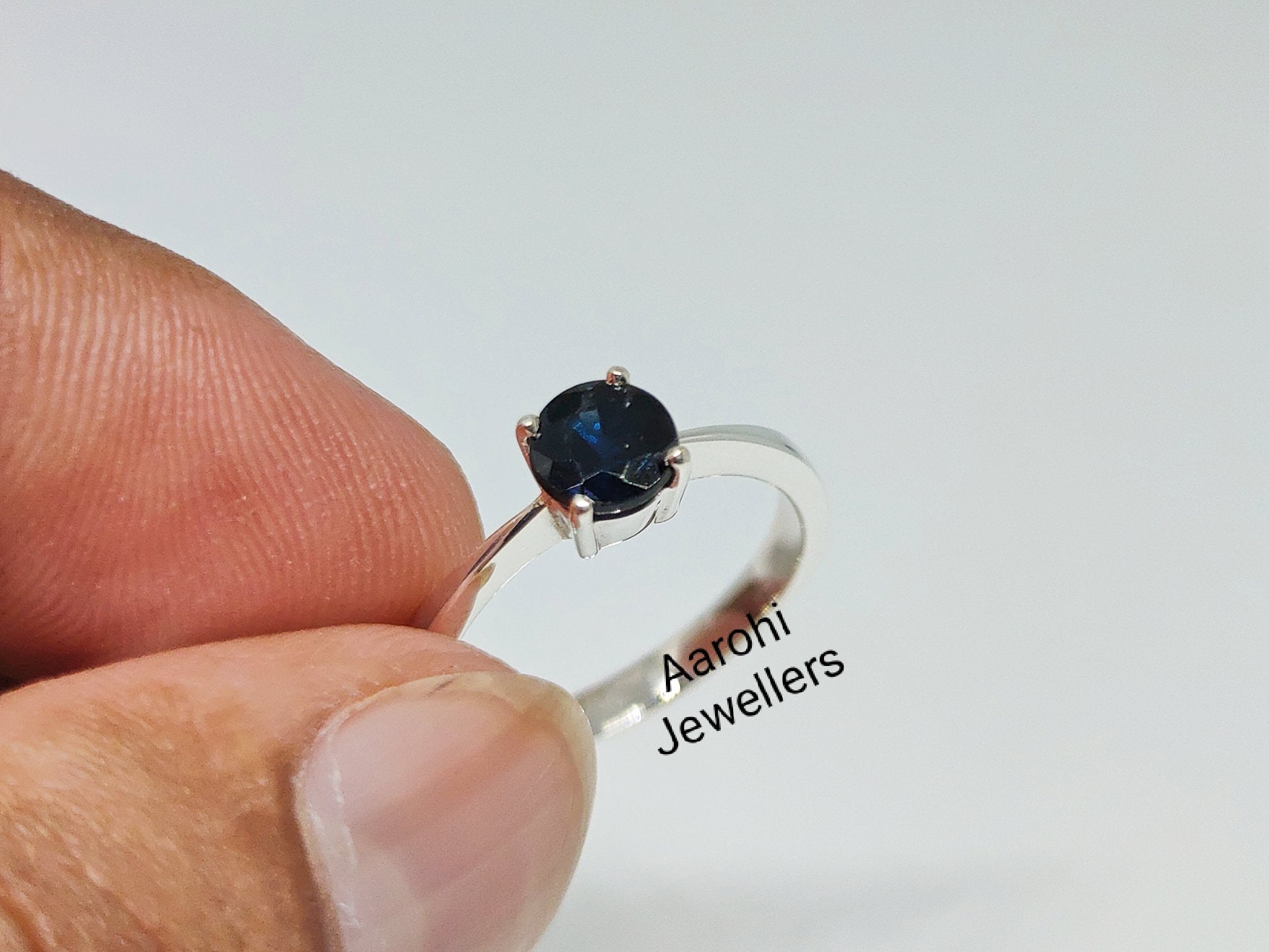 Natürlicher Blauer Saphir Ring, 925 Sterling Silber Rund Blauer Verlobungsring, Edelstein Ehering von Aarohijewellers