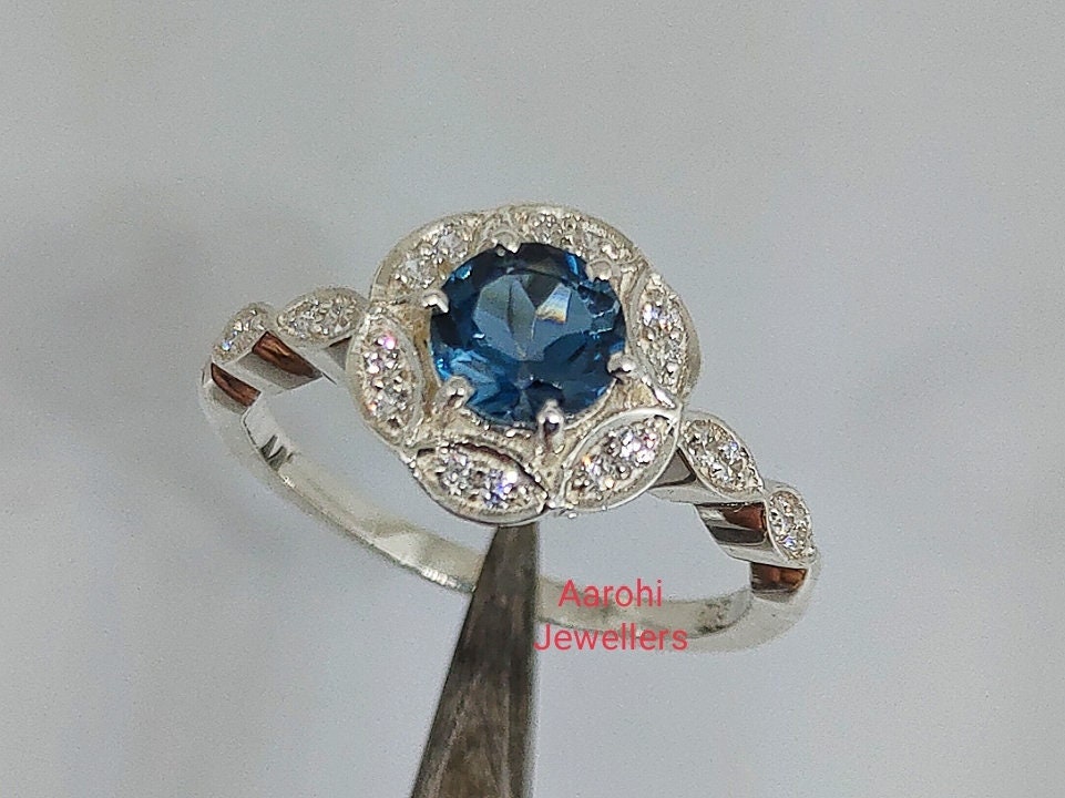 Runder Londoner Blautopas Ring, Handgemachter 925 Silber Verlobungsring, Natürlicher Ehering, Jubiläumsring von Aarohijewellers