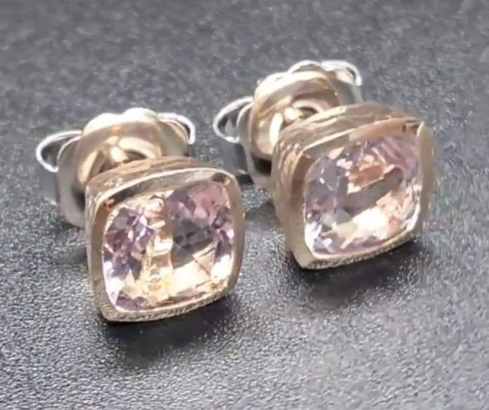 14K Roségold Gehämmerte Ohrstecker Mit 3, 90 Ct. 8x8 Mm Kissen Form Natur Aaa Pink Amethyst Oder Rose De France von AaronCjewelry