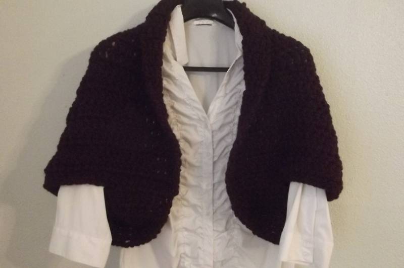 Handgemachter Gehäkelter Shrug Dickes Garn in Weinrot, Burgunderrot, Ellenbogenärmel von AaronsAtticFinds