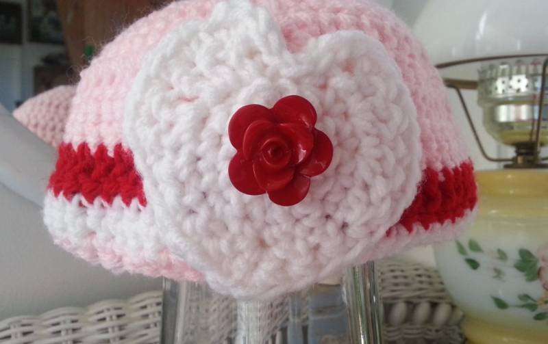 Gehäkelte Kleinkind Mädchen Mütze Rosa Wintermütze Mit Rose von AaronsAtticFinds