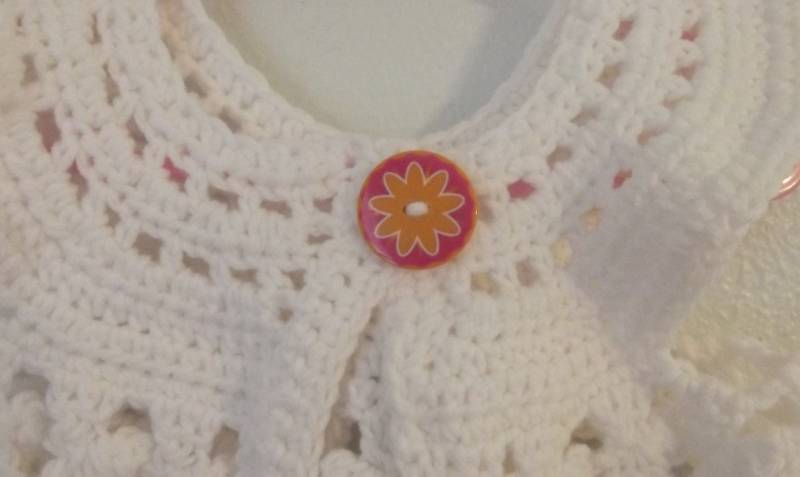 Kleinkind Mädchen Weste - Ostern Weiße Mit Blumenknopf Frühlingsweste Rüschen Ärmel Handgemachte Häkeln von AaronsAtticFinds