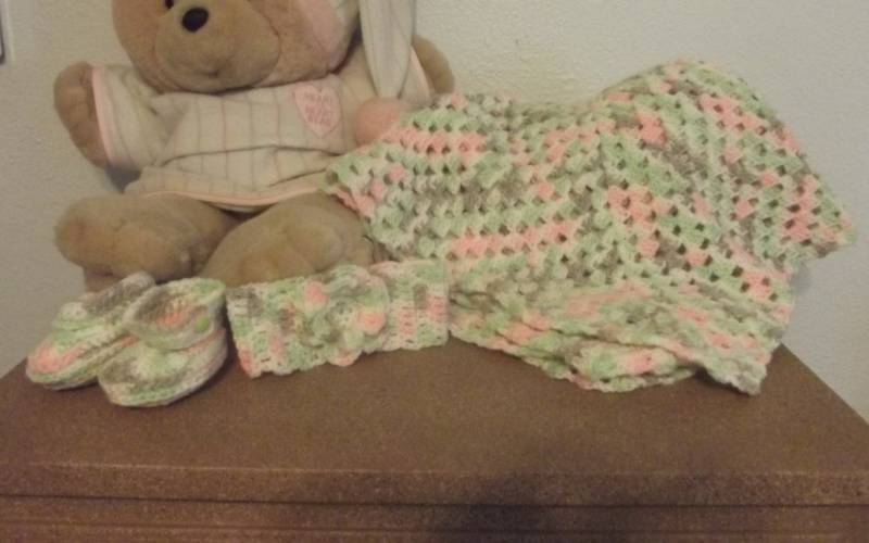 Babydecke Gehäkelt Pink, Grün, Grau - Geschenk Zur Geburt von AaronsAtticFinds