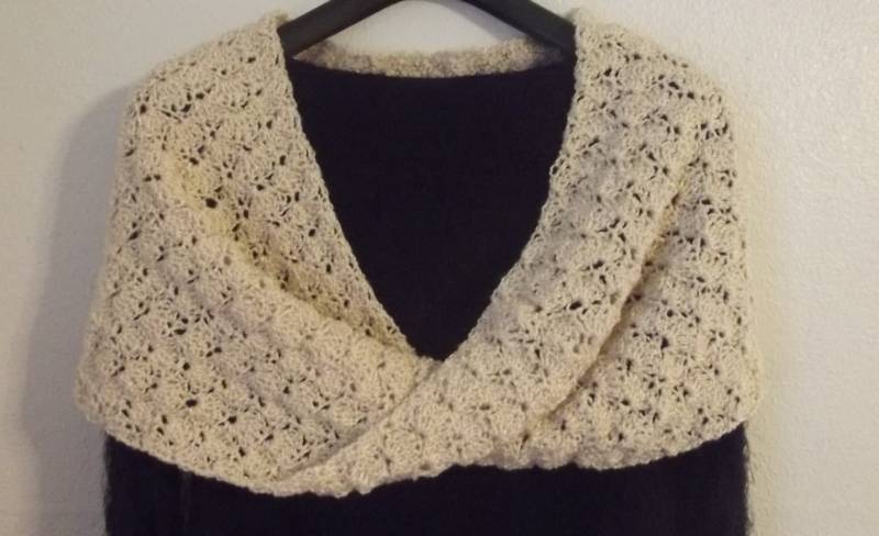 Mobius/Cowl-Aran Mit Einem Spritzer Gold-Unendliche Kutte-Creme Unendlichkeit Kutte-Unendlichkeit Schal von AaronsAtticFinds