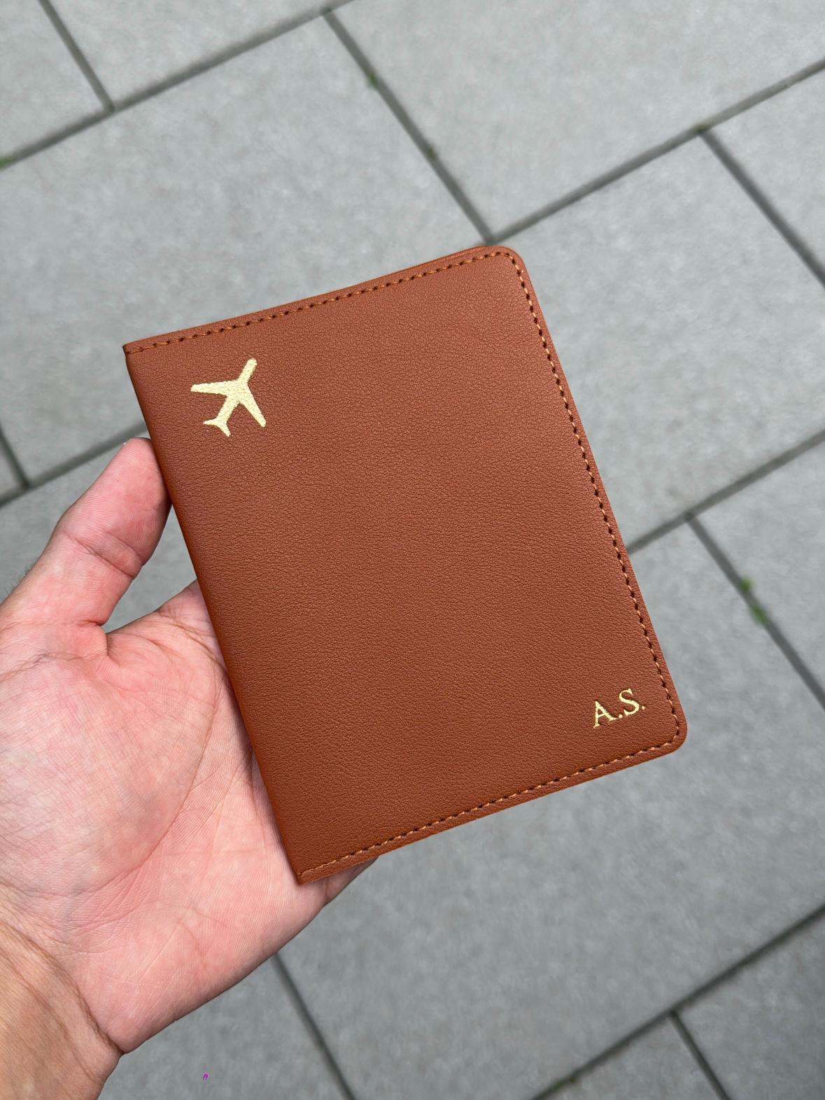 Custom Name/Text Reisepasshülle | Personalisiert, Eigener Text, Reisen, Fliegen, Reisepass, Urlaub, Kunstleder von AaronsCustomStoreDE