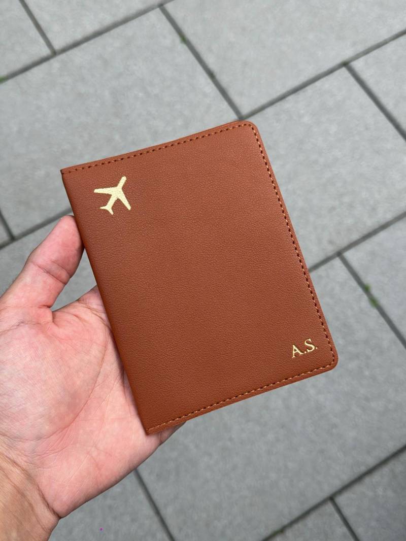 Custom Name/Text Reisepasshülle | Personalisiert, Eigener Text, Reisen, Fliegen, Reisepass, Urlaub, Kunstleder von AaronsCustomStoreDE