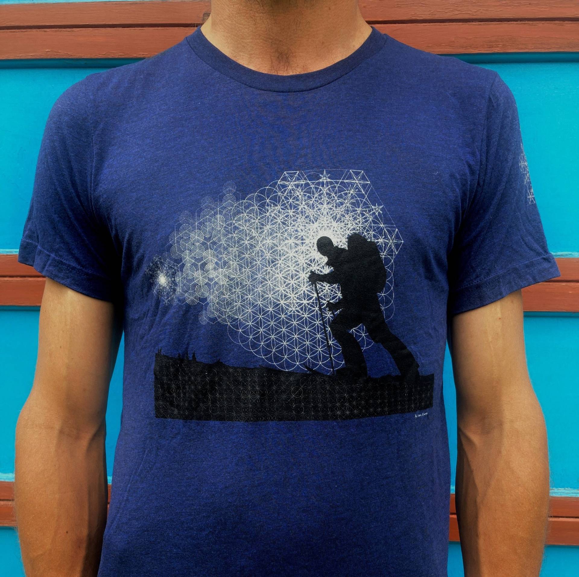 T-Shirt Eines Winter Wanderers Auf Skitour Und Splitboard in Bc Mit Sacred Geometry Makro Schneeflocke Backdrop Bergkunst Von von Aaronskienns