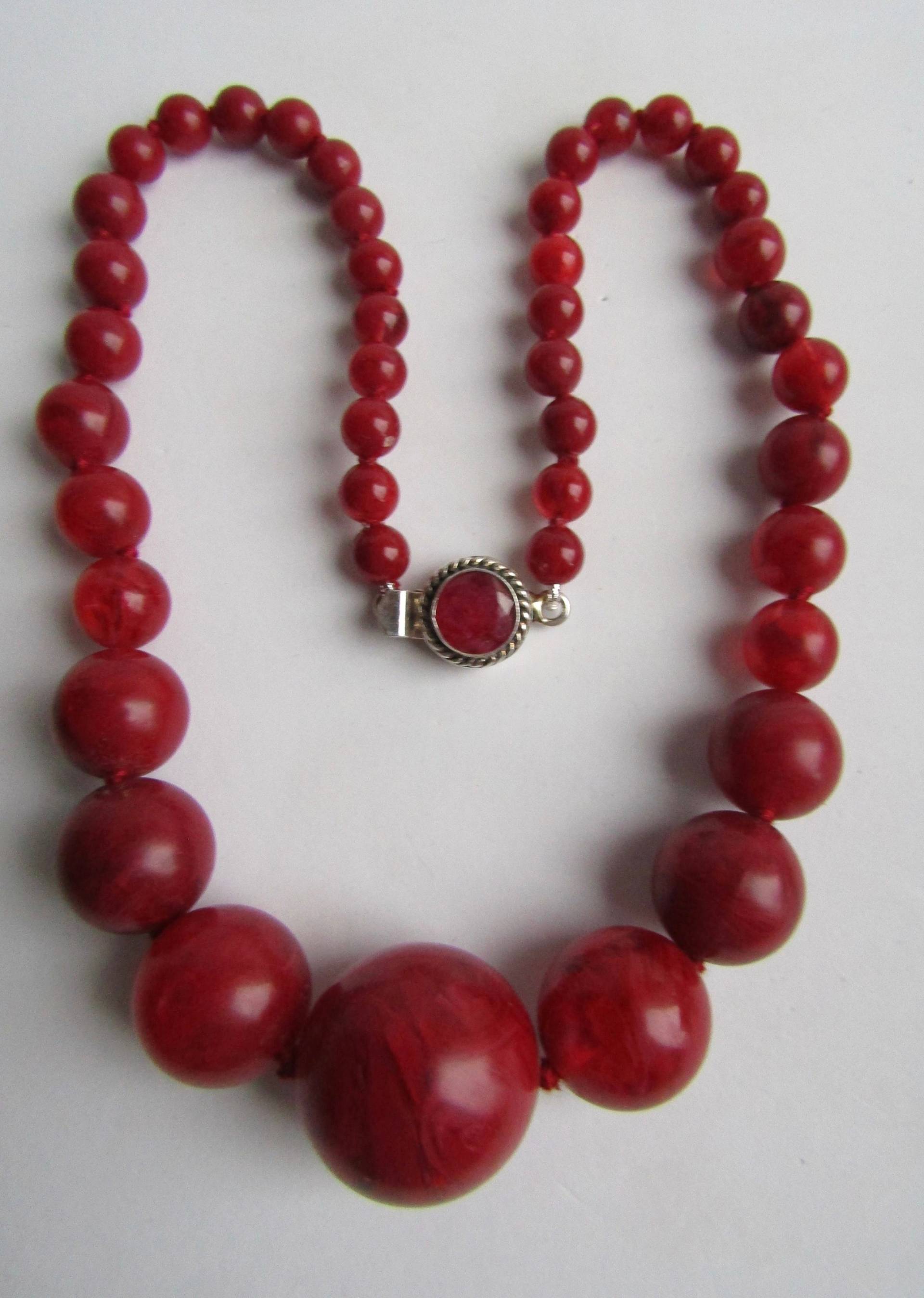 Art-Deco-Silber Rubin Graduierte Rot Marmorierte Galalith-Perlenhalskette von AartsyLC
