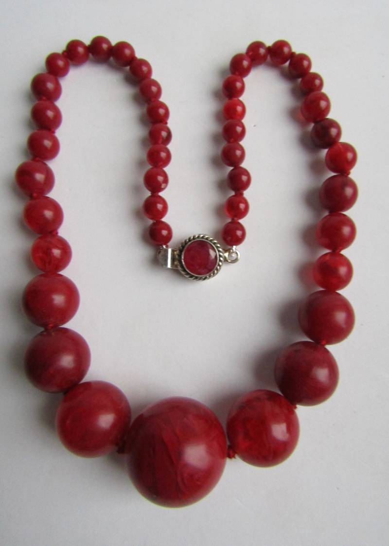 Art-Deco-Silber Rubin Graduierte Rot Marmorierte Galalith-Perlenhalskette von AartsyLC