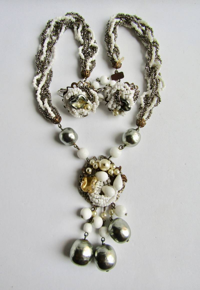 Vintage Hämatit/Milchglas Torsade Und Künstliche Barockperle Ohrringe & Halskette Demi Parure Im Stil Von Miriam Haskell von AartsyLC