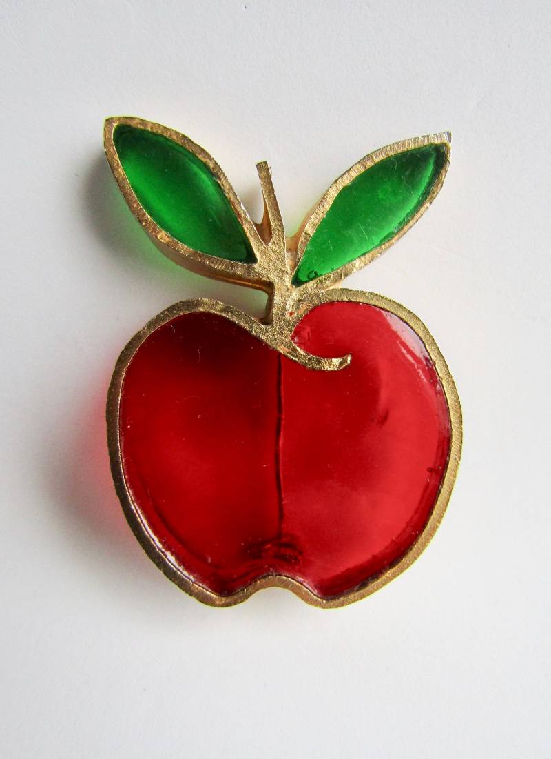 Vintage Signierte Joy Resin Plique A Jour Stained Glass Roter Und Grüner Apfel Logo Brosche von AartsyLC
