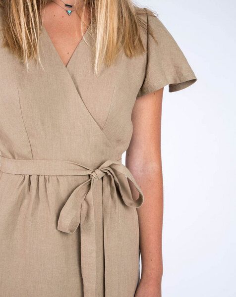 Aatise 100% Leinen-Wickelkleid mit Schmetterlingsärmeln Zargot von Aatise