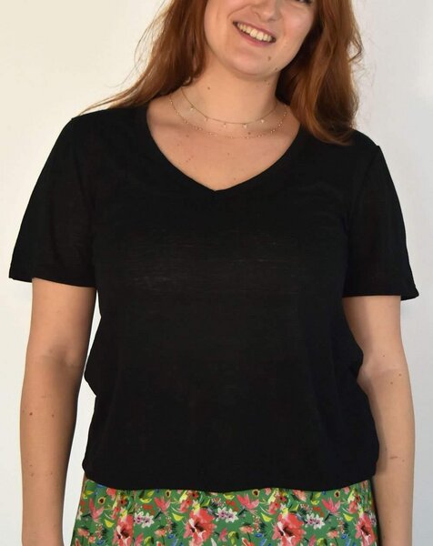 Aatise Reines Leinen-T-Shirt , V Ausschnitt Zesi, Schnitt Oversize von Aatise