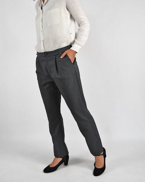 Karottenhose Zidi high rise aus upgecycelter herringbone Wolle Aatise von Aatise