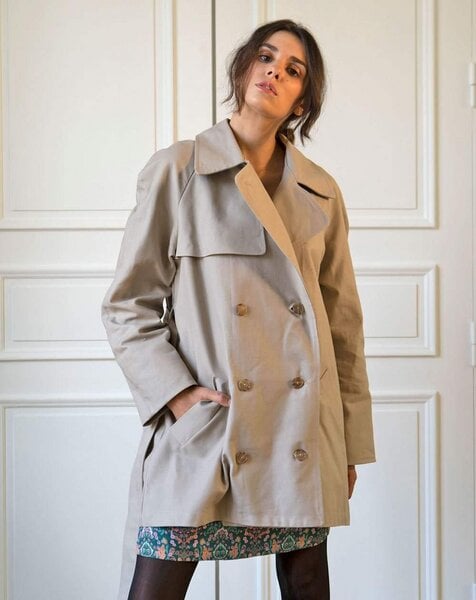 Kurzer Trenchcoat Zorane aus upgecycelter Baumwolle Farbe beige Aatise von Aatise