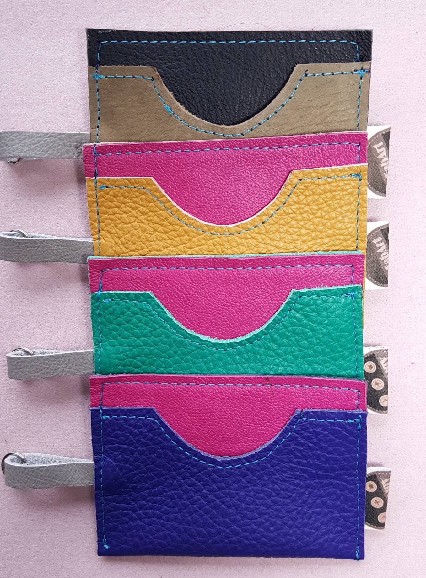 Echtes Leder Karteninhaber in Fröhlichen Farben Mit Einem Keystrap Echtes Leder Karteninhaber in Fröhlichen Farben Mit Einem Keystrap von AbFabArtDesign