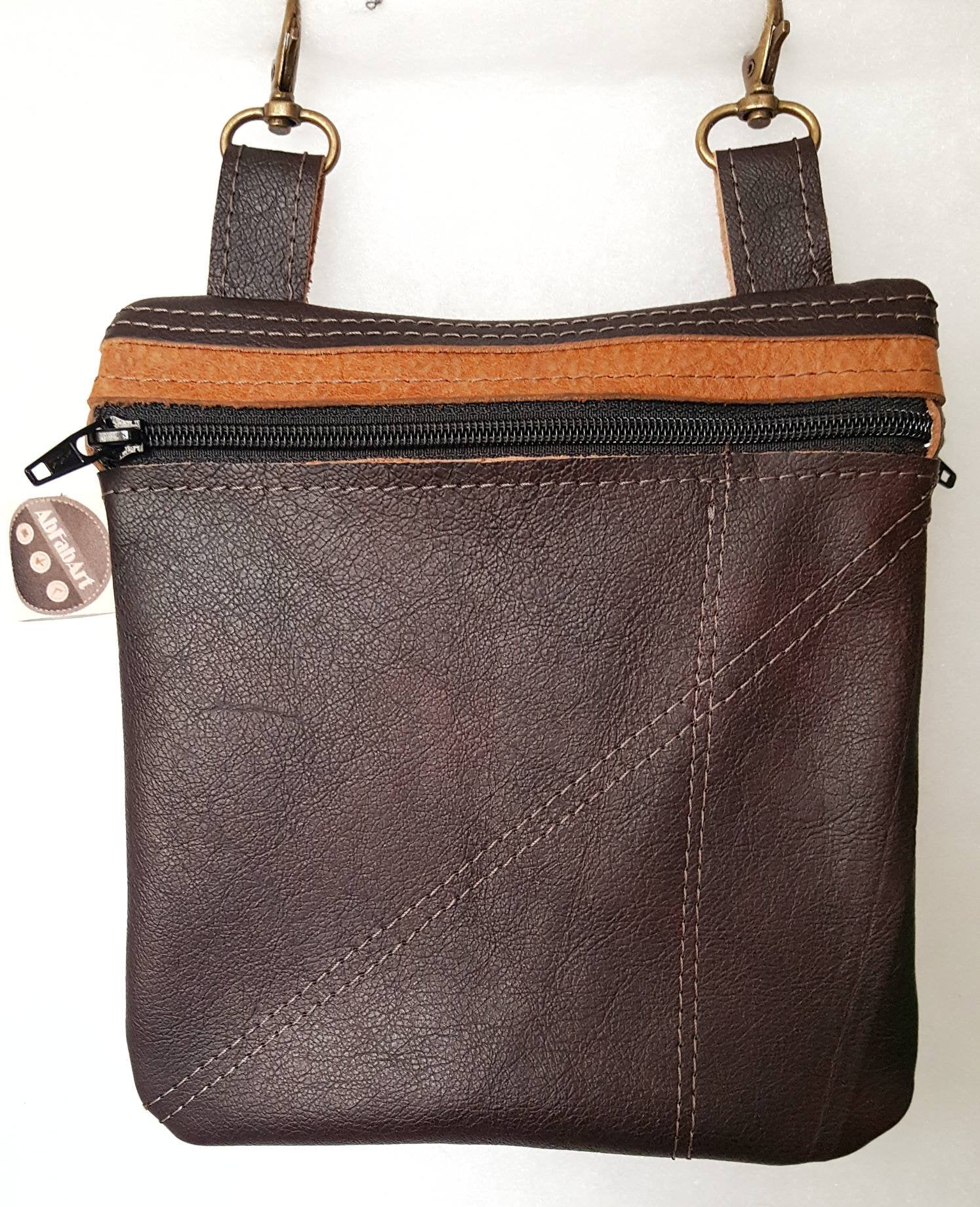 Fab001 -L Ist Eine Leder-Hipbag, Die An Zwei Seiten Tragbar Ist Fab001 -L Ist Eine Leder-Hipbag, Die An Zwei Seiten Tragbar Ist von AbFabArtDesign
