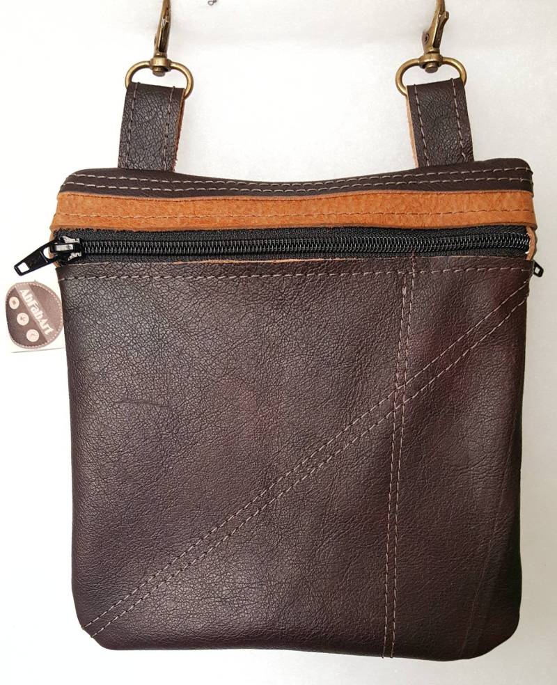 Fab001 -L Ist Eine Leder-Hipbag, Die An Zwei Seiten Tragbar Ist Fab001 -L Ist Eine Leder-Hipbag, Die An Zwei Seiten Tragbar Ist von AbFabArtDesign