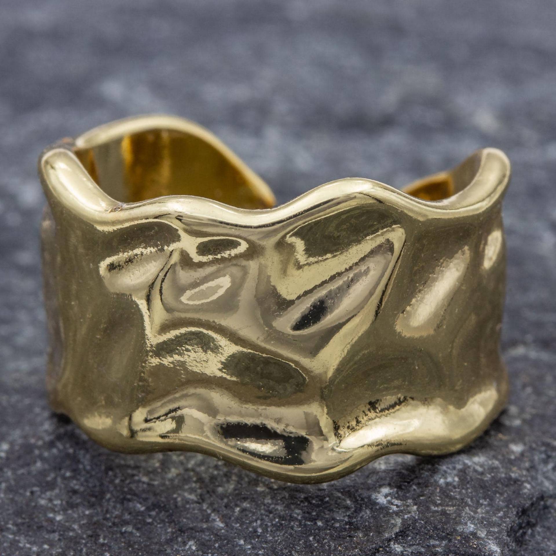 Breiter Goldplattierter Silberring - Verstellbar, Unisex, Daumenring Für Frauen Und Männer Mit Unregelmäßiger, Glänzender Struktur Breiter Goldplattierter Silberring - Verstellbar, Unisex, Daumenring Für Frauen Und Männer Mit Unregelmäßiger, Glänzender Struktur von AbaSchmuck