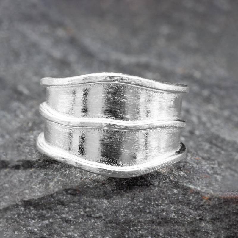 Breiter Unisex Silberring 925 Matt Gebürstet, Moderner Verstellbarer Bandring Für Damen Und Herren, Statement Ring in Welliger Struktur von AbaSchmuck