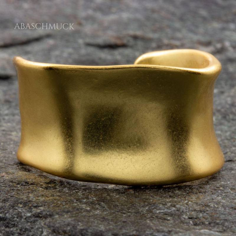 Vergoldeter Silberring Mit Mattem Finish Und Unregelmäßigen Kanten | Moderner Individueller Schmuck von AbaSchmuck