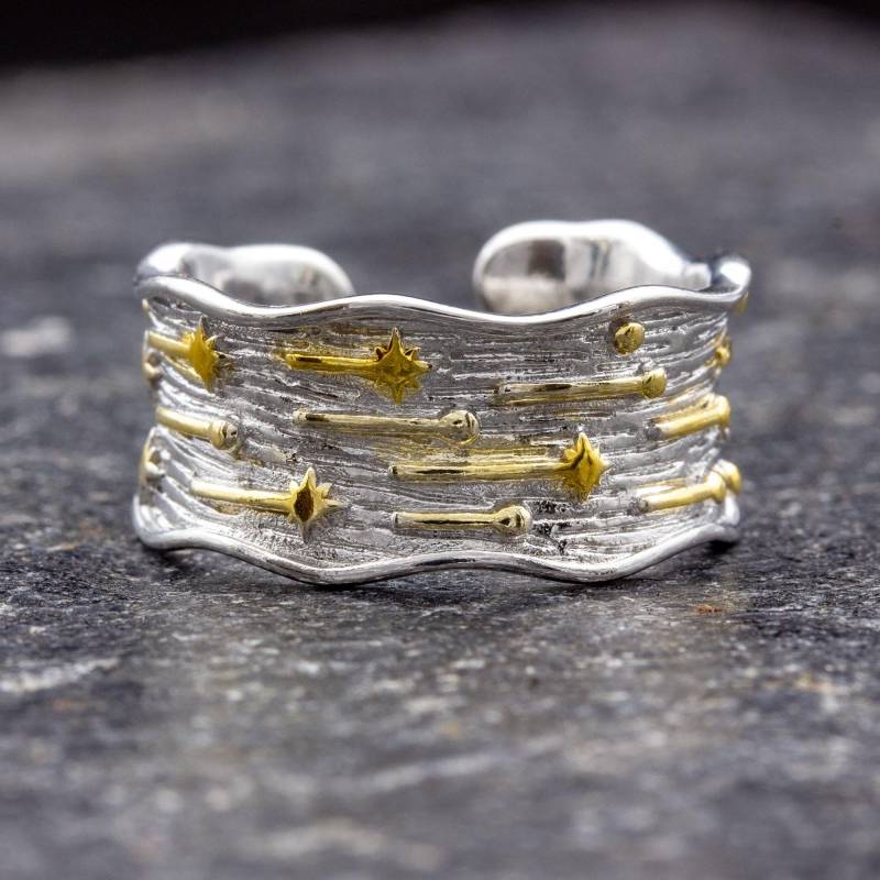 Verstellbarer Ring Bandring Offen Silberring Mit Goldenen Sternen, Statement Himmelsmotiv, Eleganter Designring, Daumenring, Unisex Verstellbarer Ring Bandring Offen Silberring Mit Goldenen Sternen, Statement Himmelsmotiv, Eleganter Designring, Daumenring, Unisex von AbaSchmuck