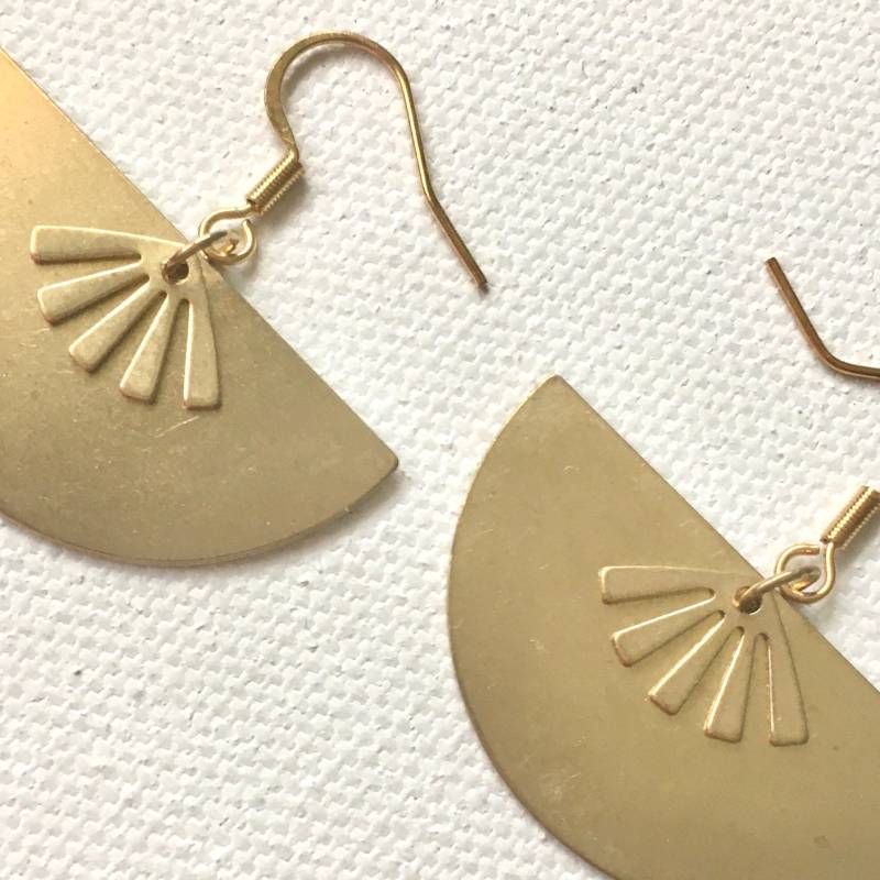 Messing Halbmond Mit Fächer Tropfen Gold Ohrringe. Goldfarbene Fächerohrringe. Halbkreis von AbacusDesignsStudio
