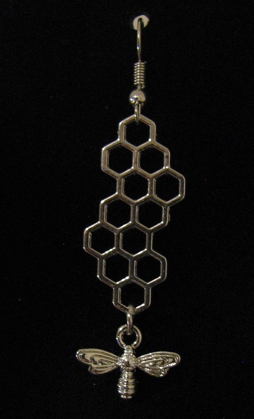 Elf Cell Silver Tone Ohrringe Mit Silberner Bienen Elf Cell Silver Tone Ohrringe Mit Silberner Bienen von AbbeyArtsAppalachia