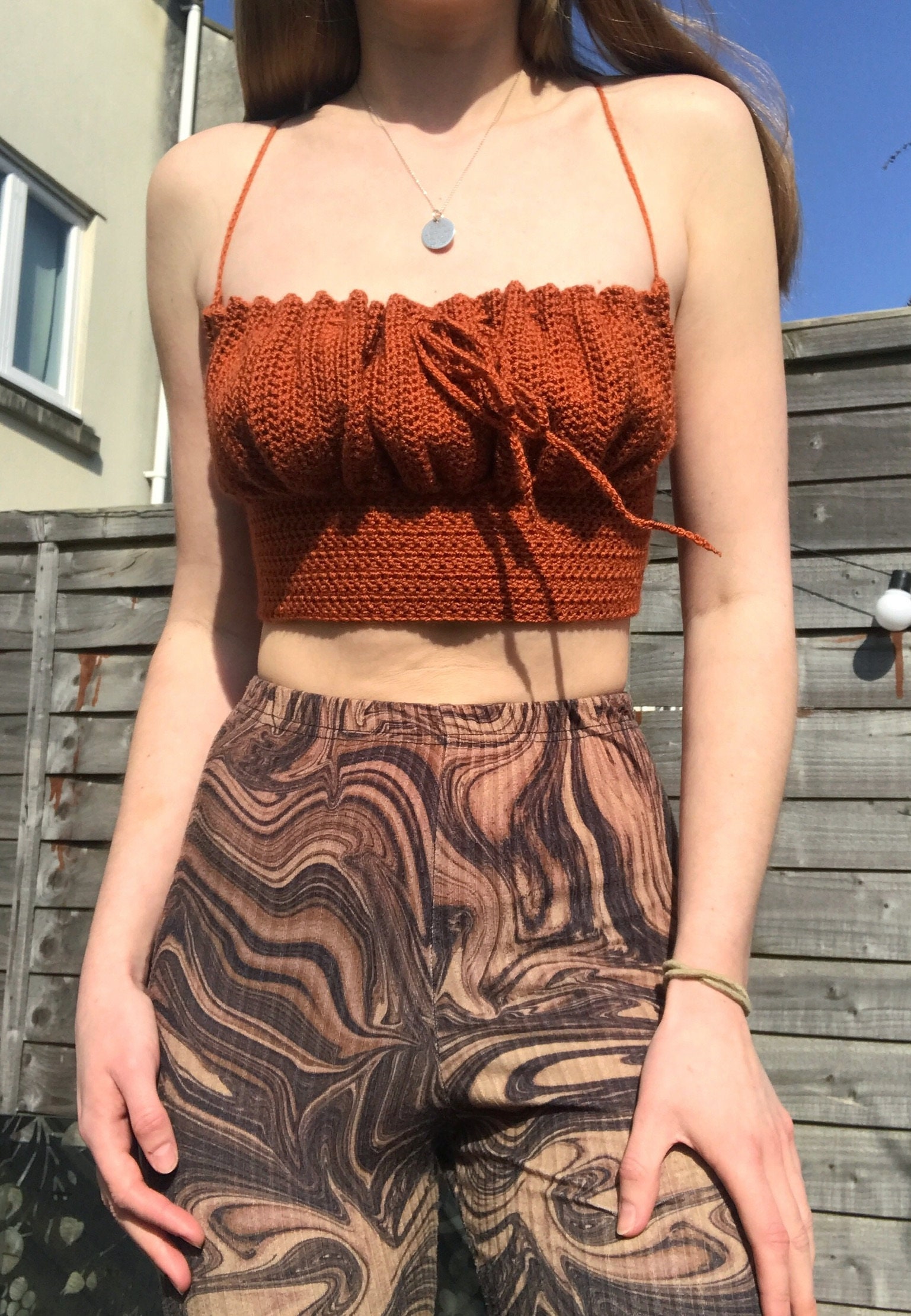 Gehäkeltes Cami Rushed Lace-Up Crop Top/Handgemachtes Häkeltop Sommer Milchjungfrau von Abbiehindsart