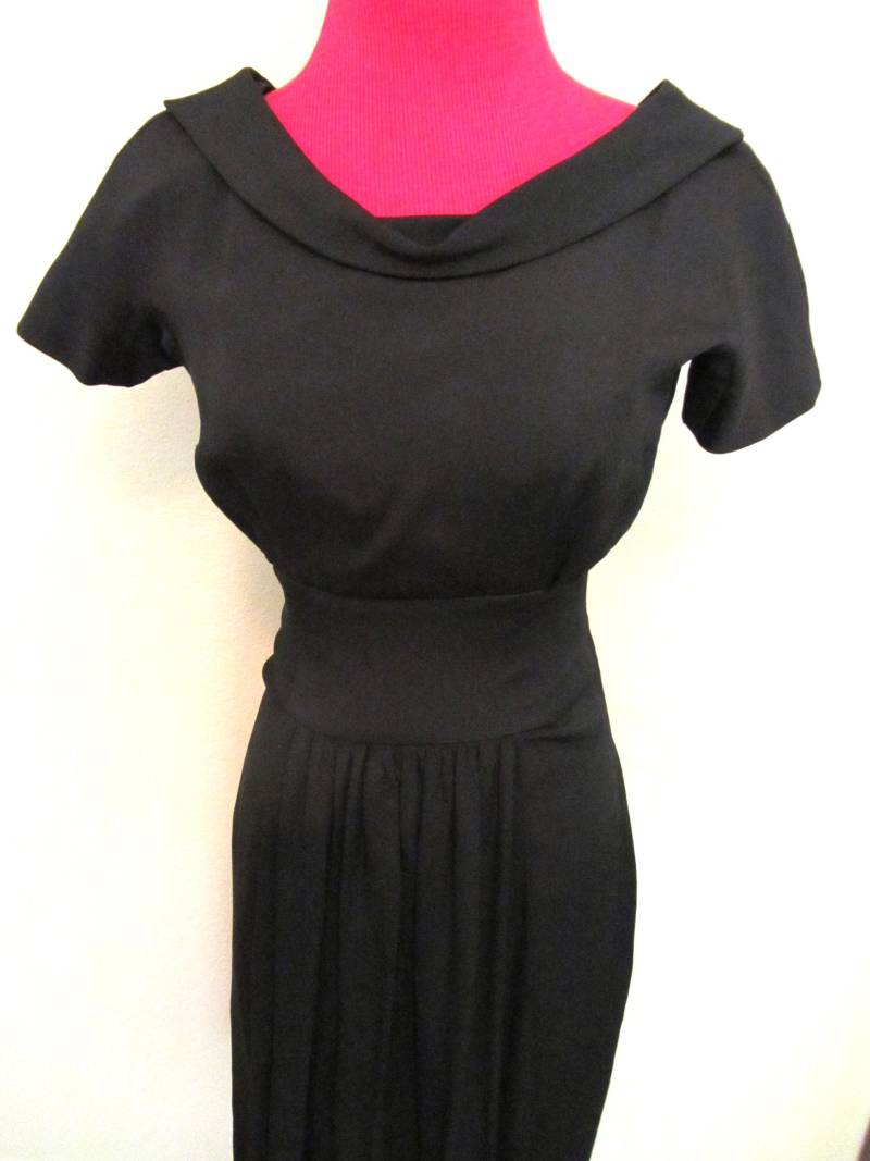 Vintage 50Er Jahre Schwarzes Cocktailkleid Drapierter Kragen Mit Bombe, Small von Abbiescloset
