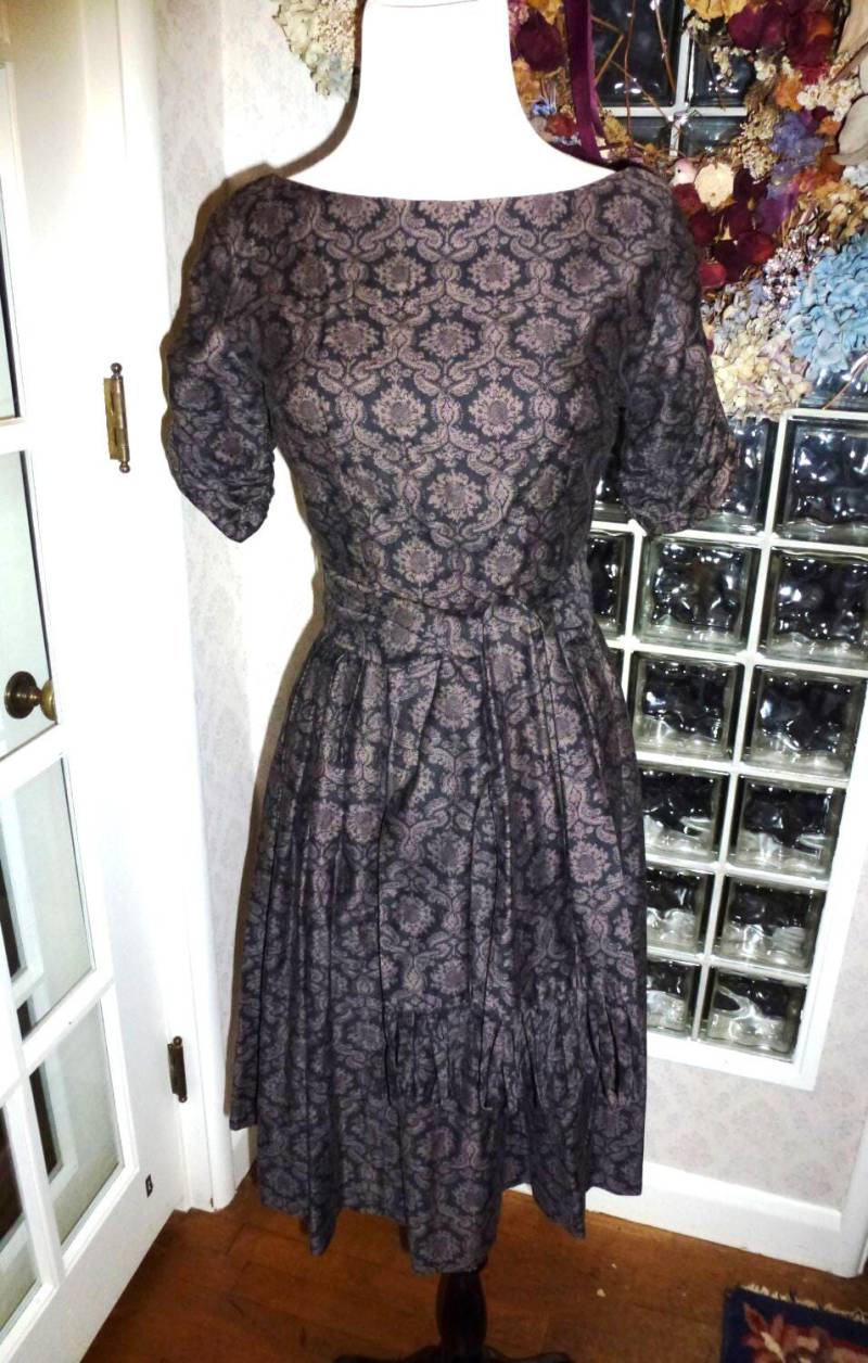 Vintage 50Er Jahre Toile Kleid Geraffte Ärmel Wadenlang, Small von Abbiescloset