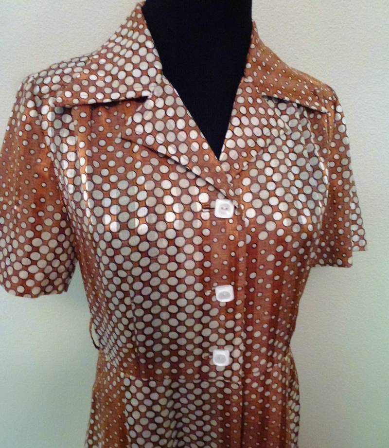 Vintage 60Er Jahre Shirtwaist Kleid, Polka Dot Kupfer Braun Satin Gestreift, Mittelgroß von Abbiescloset