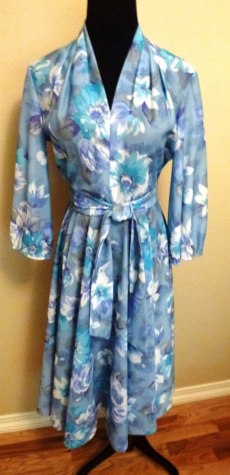 Vintage 70Er Jahre Geblümtes Kleid Zum Binden - Queen Ann V Neck Medium von Abbiescloset